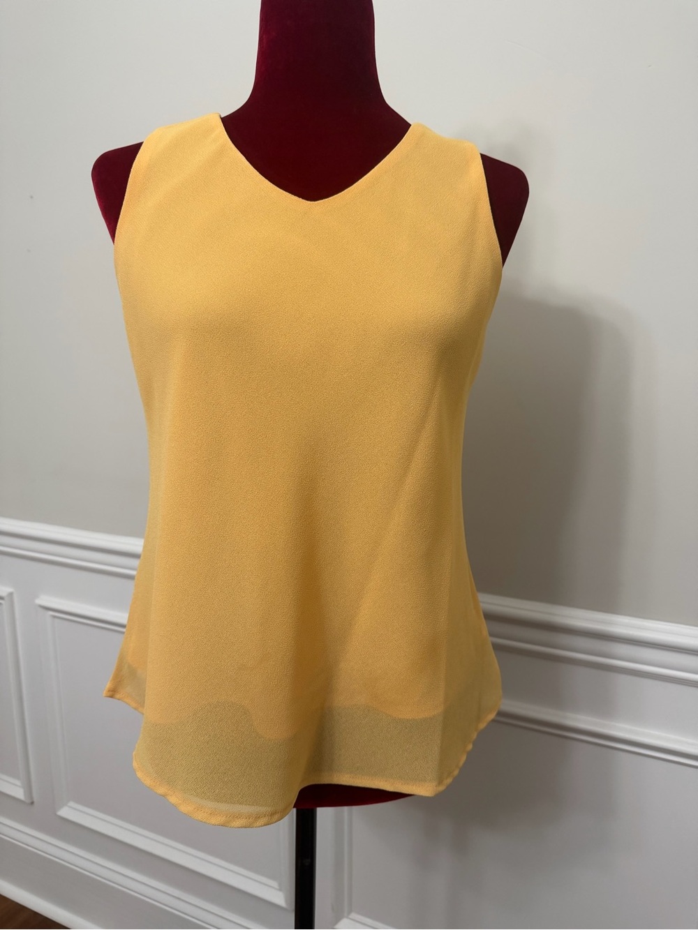 Sleeveless Yellow V-Neck Women's Top Size 4‎